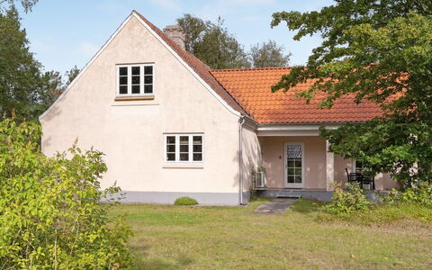 Hildegunn - 200M from the Sea: Hout, Huis, Veranda, Dek, Hardwood, Dak, Beits, Houten Vloer, Eco Hotel