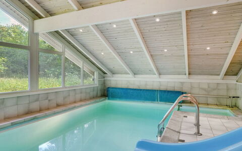 Lovis - 600M from the Sea: Plafond, Zwembad, Toevlucht, Zolder, Hotel, Eco Hotel