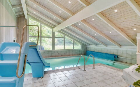 Lovis - 600M from the Sea: Interieur Ontwerp, Plafond, Toevlucht, Bed, Zolder, Linens, Hotel, Ontwerp, Bedding, Slaapkamer