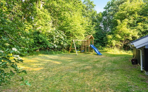 Lovis - 600M from the Sea: Struik, Tuin, Gazon, Schaduw, Zonlicht, Backyard, Landscaping, Bos, Werf, Park