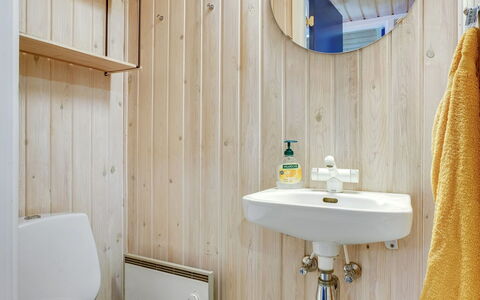 Lovis - 600M from the Sea: Muur, Wastafel In De Badkamer, Badkamer, Loodgieterswerkinrichting, Hout, Flooring, Wastafel, Interieur Ontwerp, Verdieping, Toilet