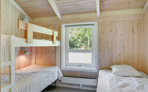 Lovis - 600M from the Sea: Hout, Stapelbed, Slaapkamer, Plafond, Verdieping, Bed, Bed Frame, Beits, Hardwood, Bedding