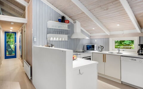 Lovis - 600M from the Sea: Hout, Interieur Ontwerp, Plafond, Flooring, Keuken, Verdieping, Countertop, Major Appliance, Huis, Meubilair