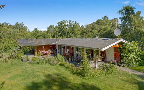 Hartvig - 800M from the Sea: Hout, Huis, Veranda, Dek, Hardwood, Dak, Beits, Houten Vloer, Eco Hotel