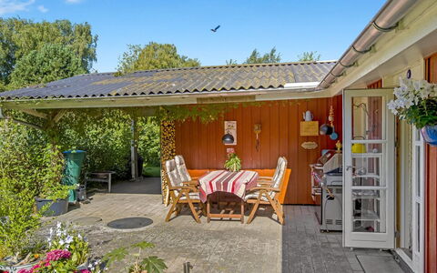 Hartvig - 800M from the Sea: Hout, Huis, Veranda, Dek, Hardwood, Dak, Beits, Houten Vloer, Eco Hotel