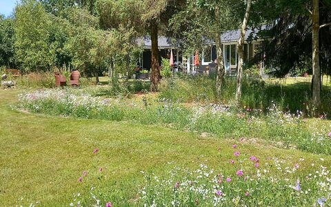Hartvig - 800M from the Sea: Hout, Huis, Veranda, Dek, Hardwood, Dak, Beits, Houten Vloer, Eco Hotel