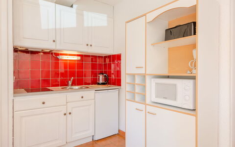 Sainte Maxime 450: Cabinetry, Meubilair, Venster, Gebouw, Toestel Van De Keuken, Countertop, Keuken, Hout, Interieur Ontwerp