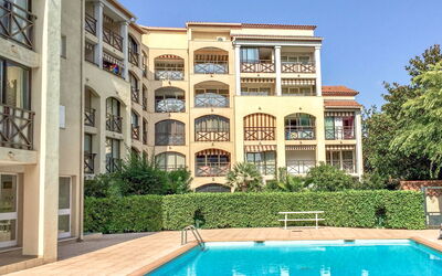 Sainte Maxime 450: Water, Eigendom, Dag, Lucht, Venster, Gebouw, Fabriek, Azure, Zwembad, Boom