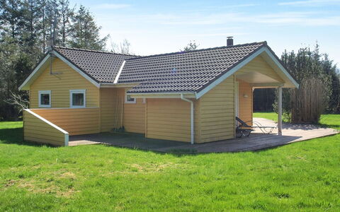 Eljena - 600M from the Sea: Dak, Verblijf, Garden Gebouwen, Schuur, Siding, Gazon, Oprit, Werf, Backyard, Outdoor Structuur