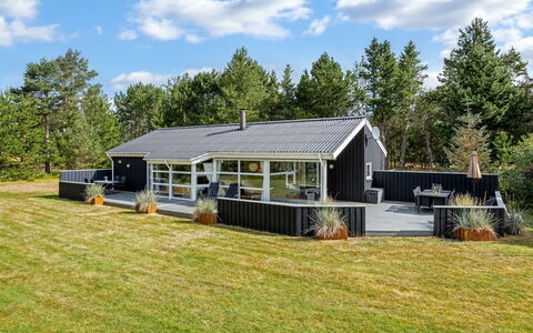 Friederike - 300M from the Sea: Blauw, Struik, Verblijf, Groundcover, Tuin, Landgoed, Schaduw, Landscaping, Boerderij, Eco Hotel