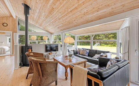 Friederike - 300M from the Sea: Blauw, Struik, Verblijf, Groundcover, Tuin, Landgoed, Schaduw, Landscaping, Boerderij, Eco Hotel