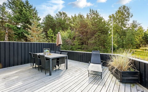 Friederike - 300M from the Sea: Blauw, Struik, Verblijf, Groundcover, Tuin, Landgoed, Schaduw, Landscaping, Boerderij, Eco Hotel