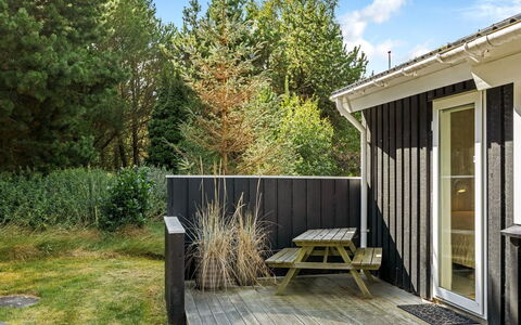 Friederike - 300M from the Sea: Blauw, Struik, Verblijf, Groundcover, Tuin, Landgoed, Schaduw, Landscaping, Boerderij, Eco Hotel