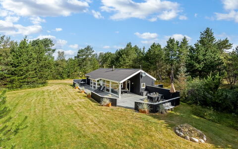 Friederike - 300M from the Sea: Blauw, Struik, Verblijf, Groundcover, Tuin, Landgoed, Schaduw, Landscaping, Boerderij, Eco Hotel