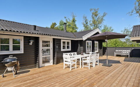 Dorthea - 200M from the Sea: Meubilair, Interieur Ontwerp, Flooring, Hout, Verdieping, Plafond, Houten Vloer, Stoel, Tafel, Verlichting