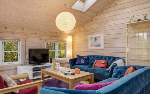 Tanas - 2Km from the Sea: Hout, Interieur Ontwerp, Huis, Plafond, Meubilair, Huis, Kamer, Woonkamer, Bankstel, Verdieping