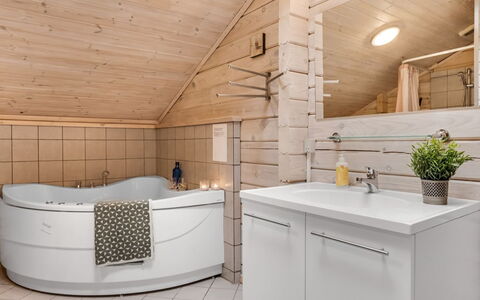 Tanas - 2Km from the Sea: Flooring, Loodgieterswerkinrichting, Interieur Ontwerp, Wastafel, Verdieping, Kraan, Badkamerkast, Loodgieter, Badkamer, Plafond