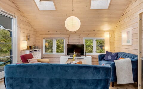 Tanas - 2Km from the Sea: Hout, Interieur Ontwerp, Huis, Meubilair, Plafond, Kamer, Verblijf, Woonkamer, Bankstel