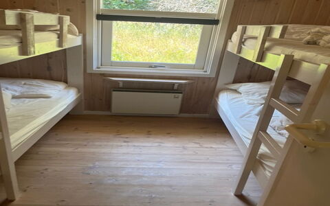 Eldmar - 500M from the Sea: Stapelbed, Hout, Slaapkamer, Bed, Bed Frame, Meubilair, Verdieping, Bedding, Beits, Slaapzaal