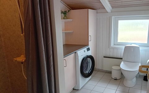 Eldmar - 500M from the Sea: Wasmachine, Hout, Flooring, Verdieping, Wasdroger, Interieur Ontwerp, Wasruimte, Kamer, Loodgieterswerkinrichting, Loodgieter