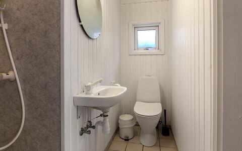 Eldmar - 500M from the Sea: Wc Bril, Toilet, Muur, Loodgieterswerkinrichting, Flooring, Hout, Badkamer, Verdieping, Wastafel, Loodgieter