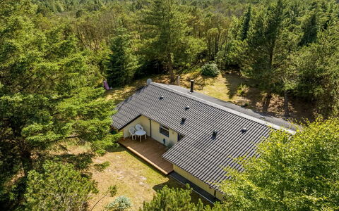 Hakan - 4Km from the Sea: Blauw, Struik, Verblijf, Groundcover, Tuin, Landgoed, Schaduw, Landscaping, Boerderij, Eco Hotel
