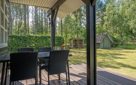 Gizelle - 1.5Km from the Sea: Hout, Veranda, Schaduw, Meubilair, Dek, Buitenmeubels, Plafond, Hardwood, Stoel, Outdoor Structuur