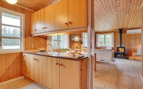 Gizelle - 1.5Km from the Sea: Keuken, Hout, Flooring, Interieur Ontwerp, Plafond, Verdieping, Countertop, Cabinetry, Kamer, Beits