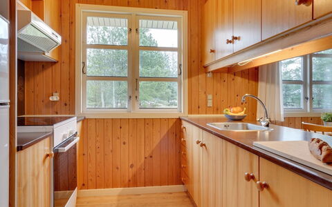 Gizelle - 1.5Km from the Sea: Hout, Keuken, Interieur Ontwerp, Flooring, Countertop, Wastafel, Loodgieterswerkinrichting, Beits, Cabinetry, Kraan
