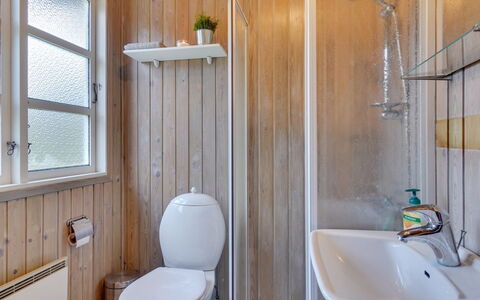 Gizelle - 1.5Km from the Sea: Muur, Flooring, Loodgieterswerkinrichting, Hout, Verdieping, Badkamer, Toilet, Interieur Ontwerp, Wastafel In De Badkamer, Wastafel
