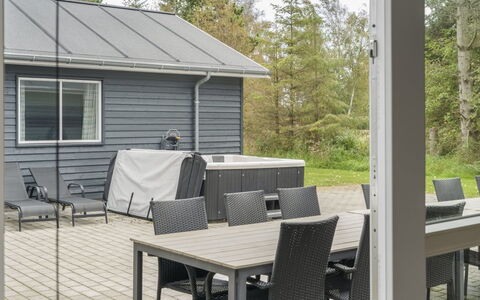 Sinikka - 350M from the Sea: Hout, Huis, Veranda, Dek, Hardwood, Dak, Beits, Houten Vloer, Eco Hotel