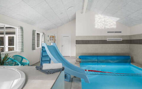 Sinikka - 350M from the Sea: Hout, Huis, Veranda, Dek, Hardwood, Dak, Beits, Houten Vloer, Eco Hotel