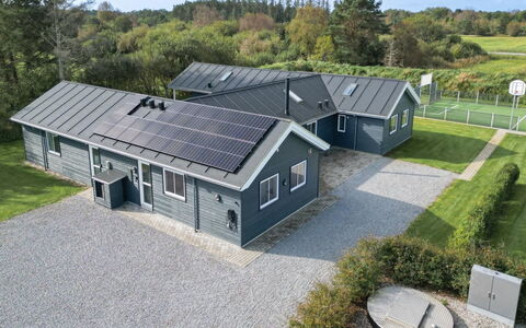 Sinikka - 350M from the Sea: Hout, Huis, Veranda, Dek, Hardwood, Dak, Beits, Houten Vloer, Eco Hotel
