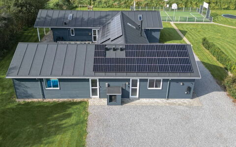 Sinikka - 350M from the Sea: Hout, Huis, Veranda, Dek, Hardwood, Dak, Beits, Houten Vloer, Eco Hotel