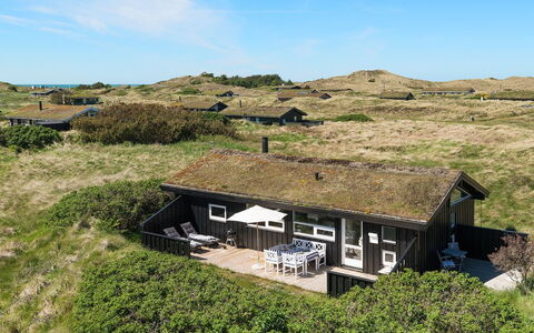 Gerulf - 600M from the Sea: Blauw, Struik, Verblijf, Groundcover, Tuin, Landgoed, Schaduw, Landscaping, Boerderij, Eco Hotel