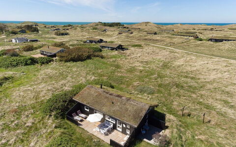 Gerulf - 600M from the Sea: Blauw, Struik, Verblijf, Groundcover, Tuin, Landgoed, Schaduw, Landscaping, Boerderij, Eco Hotel