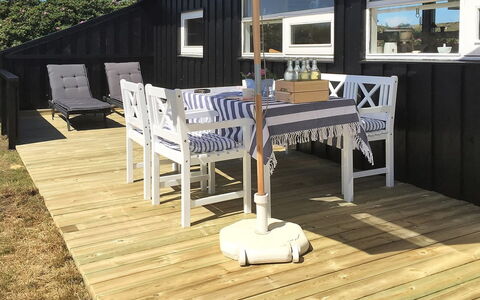 Gerulf - 600M from the Sea: Blauw, Struik, Verblijf, Groundcover, Tuin, Landgoed, Schaduw, Landscaping, Boerderij, Eco Hotel