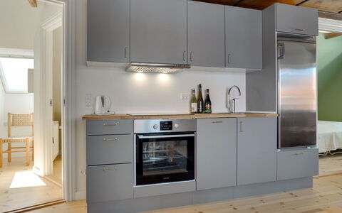 Liina - 200M from the Sea: Keuken, Toestel Van De Keuken, Flooring, Countertop, Cabinetry, Major Appliance, Hout, Interieur Ontwerp, Verdieping, Meubilair