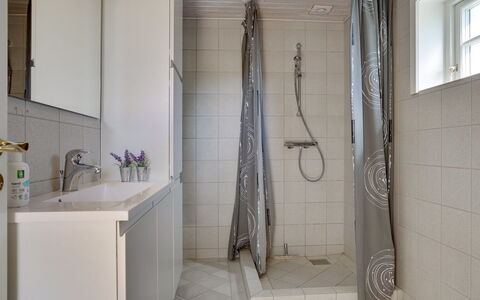 Liina - 200M from the Sea: Flooring, Muur, Verdieping, Loodgieterswerkinrichting, Interieur Ontwerp, Badkamer, Tegel, Loodgieter, Kamer, Samengesteld Materiaal