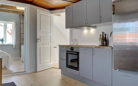 Liina - 200M from the Sea: Flooring, Verdieping, Keuken, Hout, Interieur Ontwerp, Plafond, Countertop, Toestel Van De Keuken, Major Appliance, Meubilair