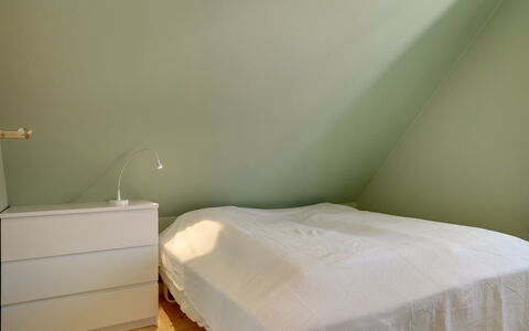 Liina - 200M from the Sea: Flooring, Slaapkamer, Verdieping, Interieur Ontwerp, Bed, Hout, Laken, Bedding, Plafond, Linens