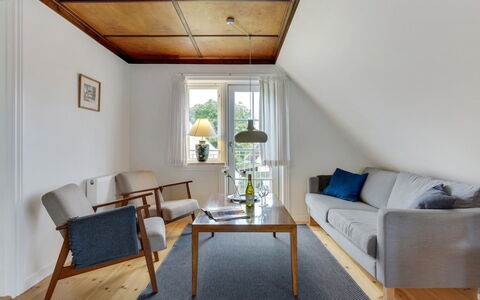 Liina - 200M from the Sea: Meubilair, Flooring, Interieur Ontwerp, Verdieping, Hout, Houten Vloer, Stoel, Plafond, Woonkamer, Verlichting