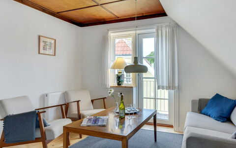 Liina - 200M from the Sea: Meubilair, Interieur Ontwerp, Flooring, Verdieping, Hout, Stoel, Plafond, Tafel, Kamer, Woonkamer