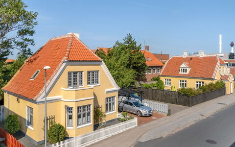 Amila - 425M from the Sea: Gebouw, Huis, Woongebied, Dak, Huis, Facade, Menselijke Nederzetting, Verblijf, Voorstad, Schuifraam