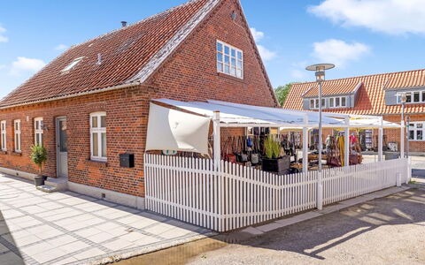 Edita - 250M from the Sea: Vegetation, Struik, De Lente, Verblijf, Tuin, Schaduw, Backyard, Werf, Stoel