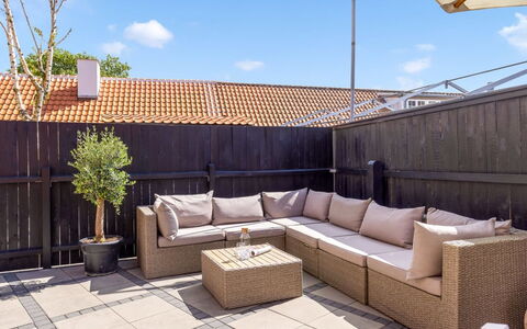 Edita - 250M from the Sea: Vegetation, Struik, De Lente, Verblijf, Tuin, Schaduw, Backyard, Werf, Stoel