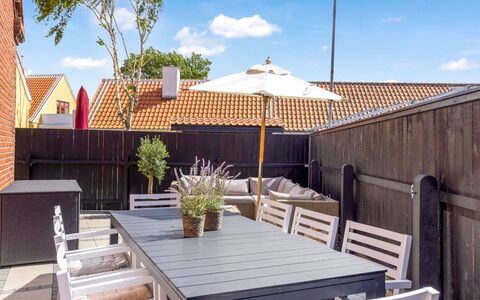 Edita - 250M from the Sea: Vegetation, Struik, De Lente, Verblijf, Tuin, Schaduw, Backyard, Werf, Stoel