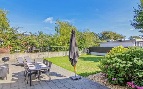 Kælle - 500M from the Sea: Struik, Tuin, Schaduw, Gang, Landscaping, Gazon, Werf, Flagstone, Park