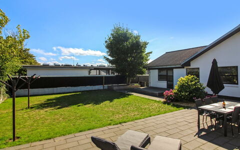 Kælle - 500M from the Sea: Woongebied, Huis, Dak, Huis, Schaduw, Tuin, Landgoed, Gazon, Verblijf, Backyard