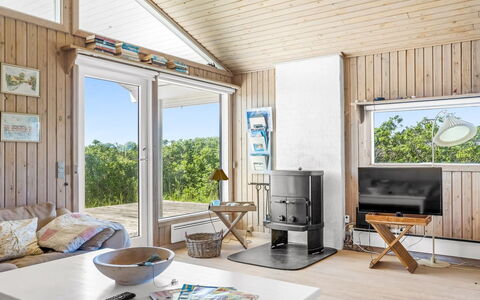 Märta - 300M from the Sea: Hout, Flooring, Meubilair, Interieur Ontwerp, Verdieping, Plafond, Huis, Houten Vloer, Kamer, Woonkamer